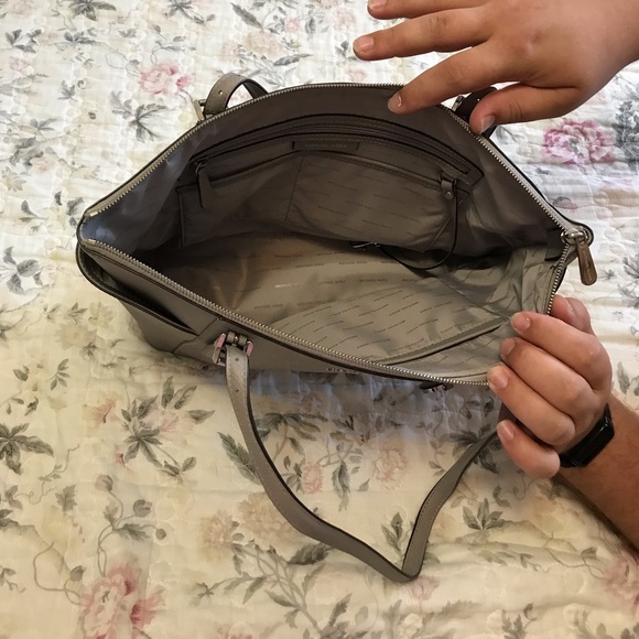 Michael Korea, Jet Set Carryall - Picture 4 of 8